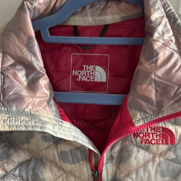 The North Face Gray and Cream Camo Puffer Jacket with Quilted Design - Picture 2 of 5